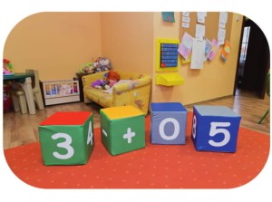 ZESTAW: KOSTKI Z NUMERAMI (4 SZT.)